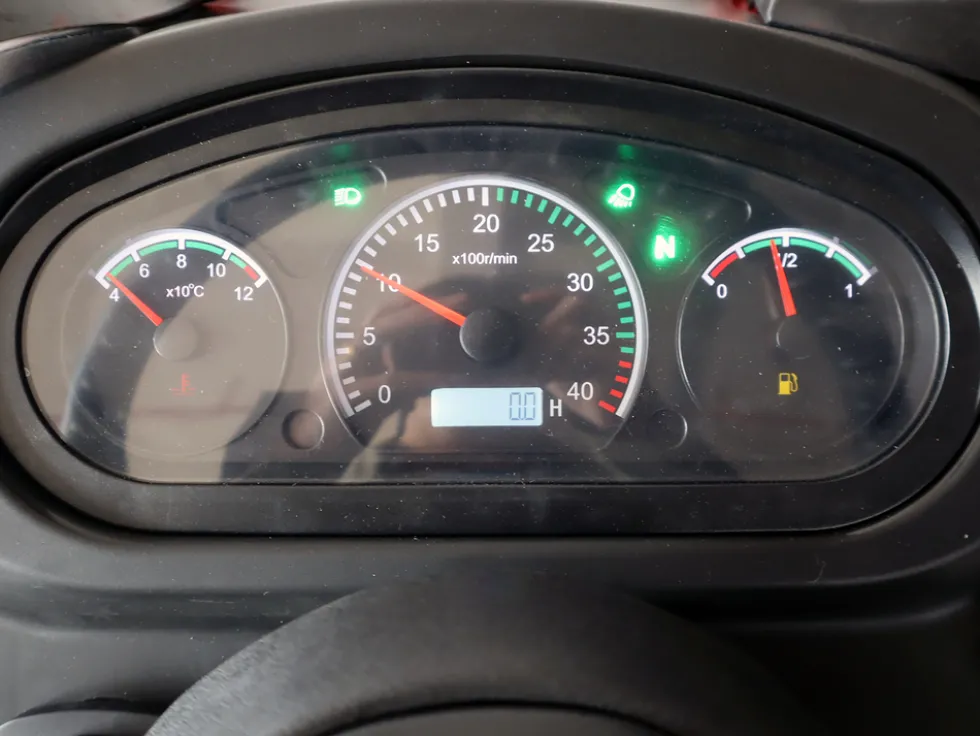 TRAKTOR 4X4, DIESEL 25 KM, KOMPAKTOWY, DO OGRODU I GOSPODARSTWA